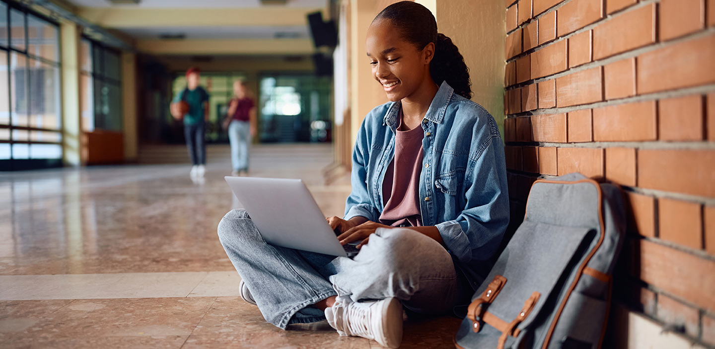 Cursos de elearning a medida 1 Formación elearning personalizada para empresas, con profesionales creando contenido interactivo y atractivo.